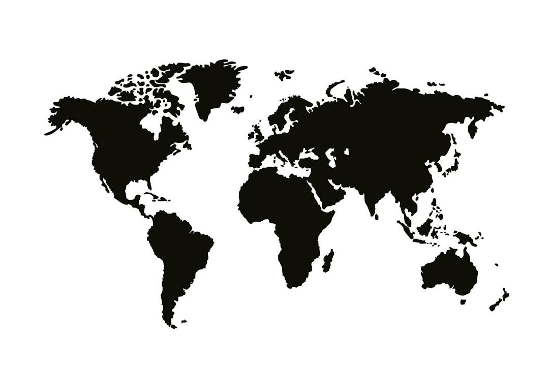 Affiche noir et blanc avec la typographie dune carte du monde, continents et îles