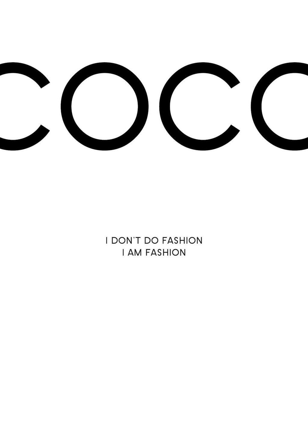 Affiche Coco Chanel, avec la citation I dont do fashion I am fashion en typographie noire sur fond blanc.