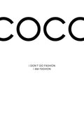 Affiche Coco Chanel, avec la citation I dont do fashion I am fashion en typographie noire sur fond blanc.