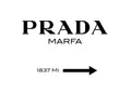 Affiche noir et blanc avec le logo Prada Marfa, typographie audacieuse et flèche directionnelle avec texte 1837 MI.