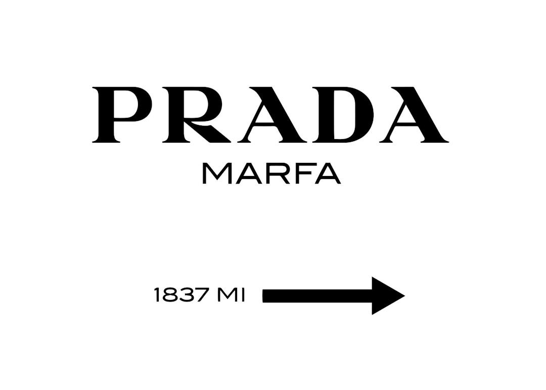 Affiche noir et blanc avec le logo Prada Marfa, typographie audacieuse et flèche directionnelle avec texte 1837 MI.