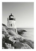 Affiche noir et blanc dun phare en pierre sur des rochers au bord de la mer, typographie marine