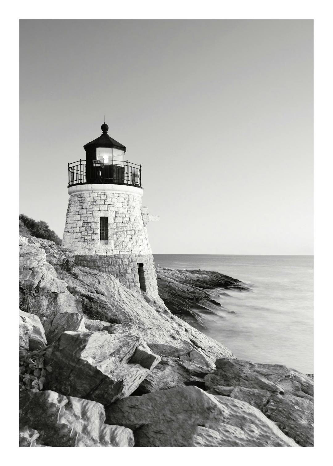Affiche noir et blanc dun phare en pierre sur des rochers au bord de la mer, typographie marine