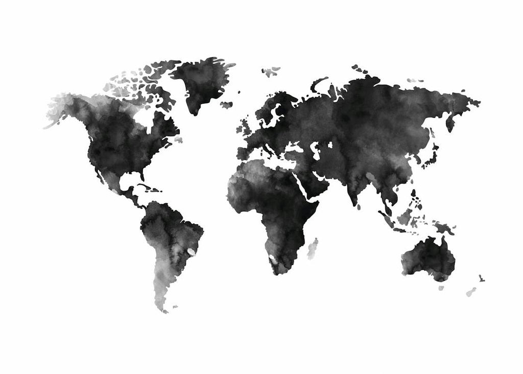 Affiche de carte du monde en aquarelle noire et blanche, avec des détails texturés et un style artistique unique.