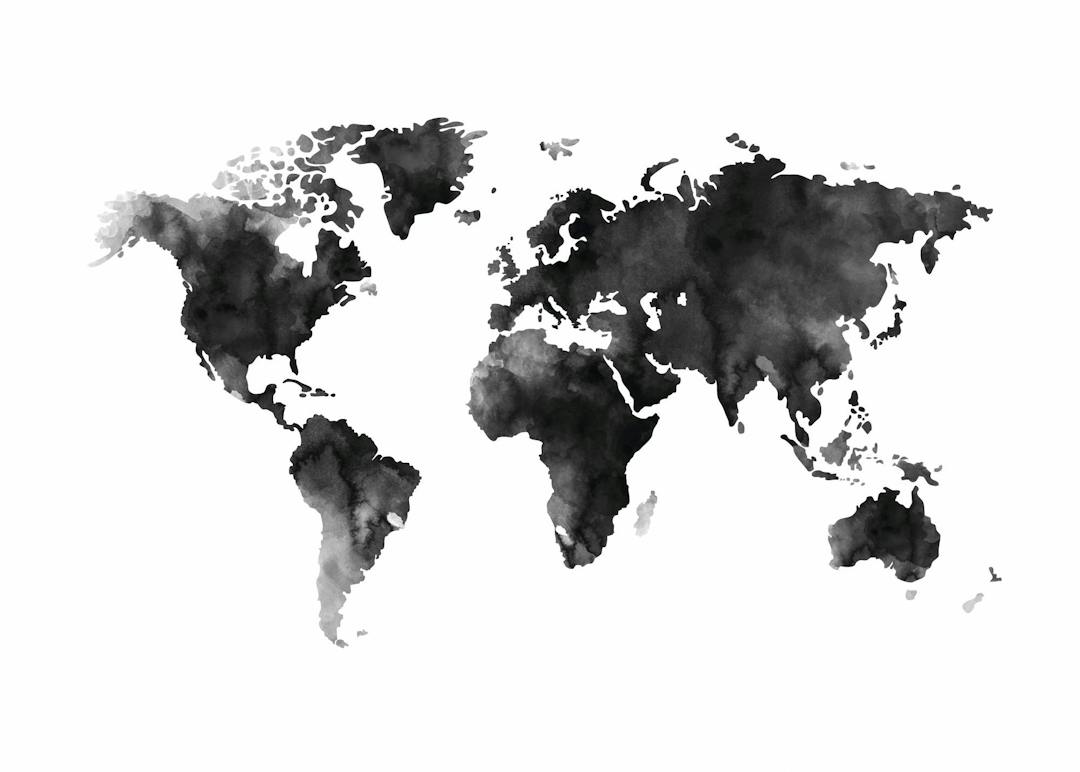 Affiche de carte du monde en aquarelle noire et blanche, avec des détails texturés et un style artistique unique.