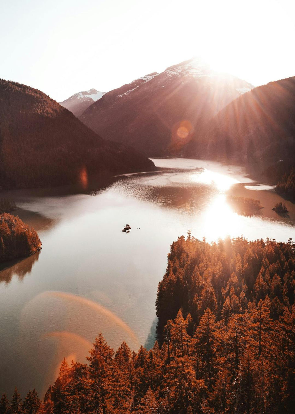 Affiche dune forêt rouge au bord du lac Diablo avec des montagnes enneigées et un coucher de soleil éclatant