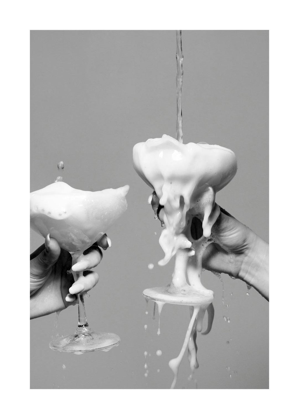 Affiche noir et blanc de deux mains tenant des coupes de champagne débordantes de mousse.