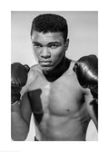 Affiche noir et blanc de Mohamed Ali en boxeur, torse nu, gants de boxe aux poings, prêt au combat.