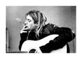 Affiche noir et blanc de Kurt Cobain fumant, sa guitare sur les genoux. Photographie vintage du chanteur de Nirvana.