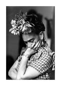 Affiche noir et blanc de Frida Kahlo aux fleurs dans les cheveux, le menton dans la main, en chemisier à carreaux