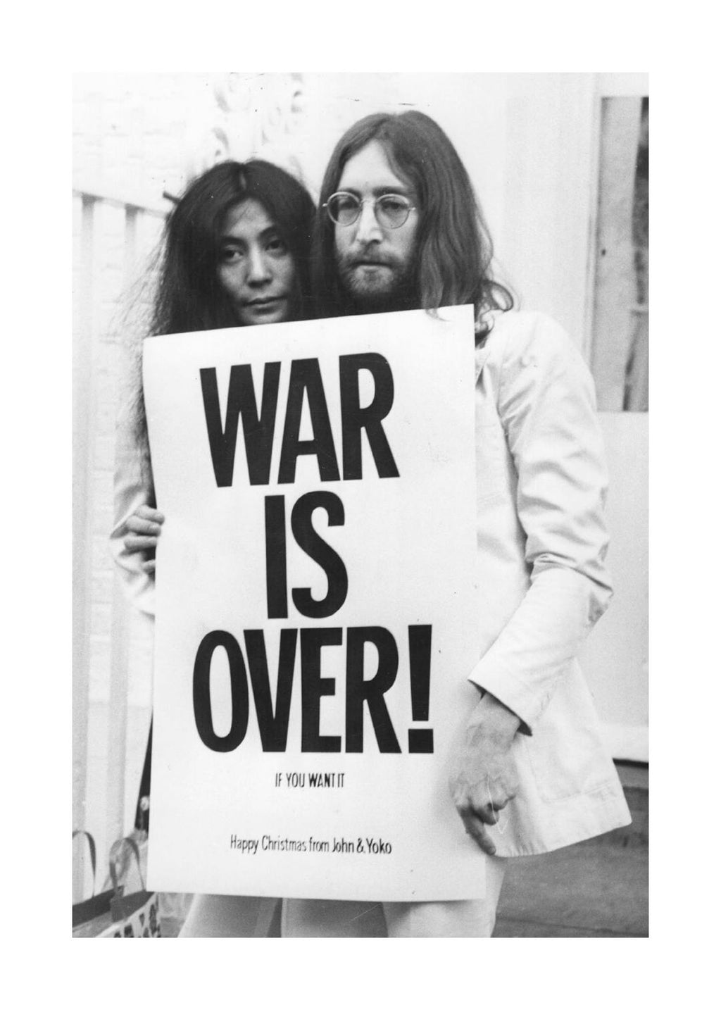 Affiche noir et blanc de John Lennon et Yoko Ono tenant une pancarte War is Over