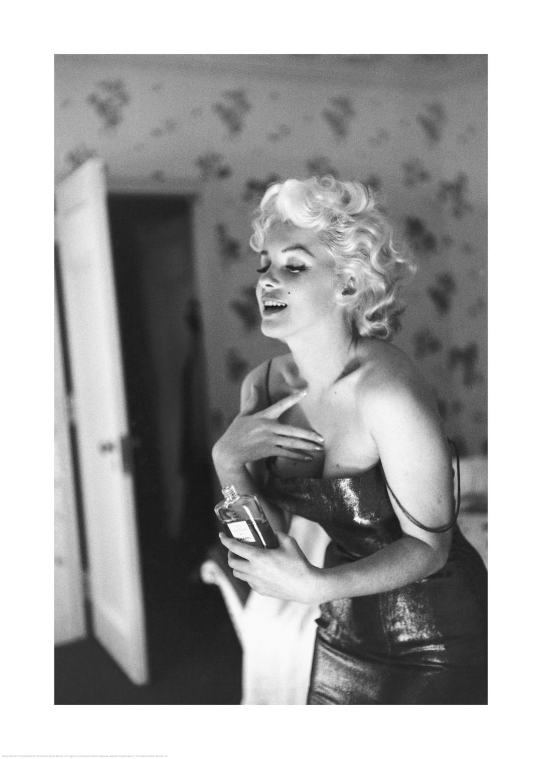 Affiche Marilyn Monroe en noir et blanc tenant un flacon de parfum, portrait photographique de lactrice emblématique