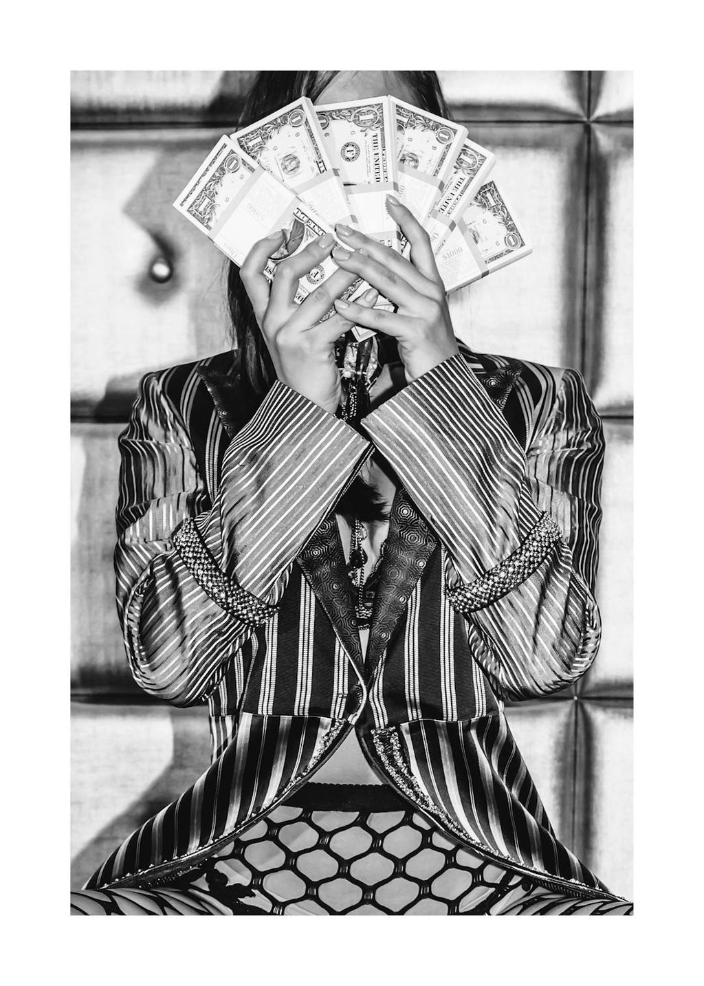 Affiche noir et blanc dune personne masquée par des liasses de billets, portant une veste rayée et des bas résille.