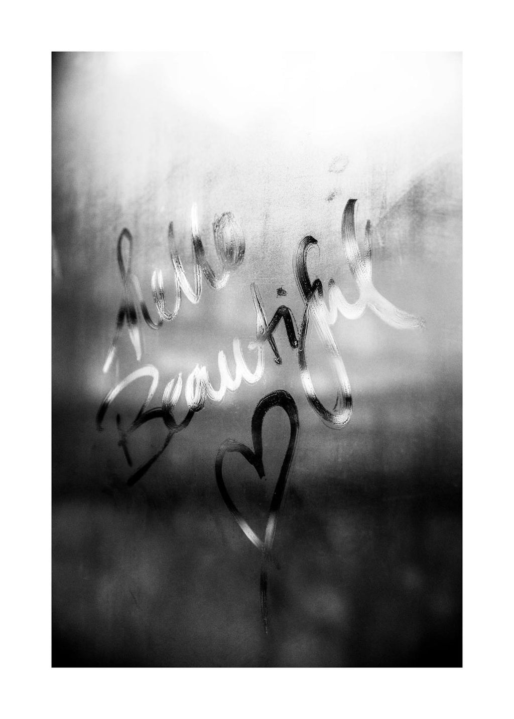 Affiche noir et blanc avec le mot hello beautiful et un cœur écrits sur une vitre embuée, typographie manuscrite.