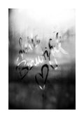 Affiche noir et blanc avec le mot hello beautiful et un cœur écrits sur une vitre embuée, typographie manuscrite.