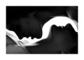 Affiche noir et blanc dun baiser sur le cou. Photographie de deux visages en gros plan, lun embrassant lautre.
