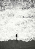 Affiche noir et blanc. Un surfeur avec une planche entre dans locéan, des vagues écumantes en arrière-plan.