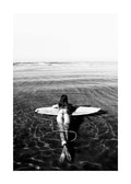 Affiche noir et blanc dune femme en maillot de bain flottant sur une planche de surf dans leau