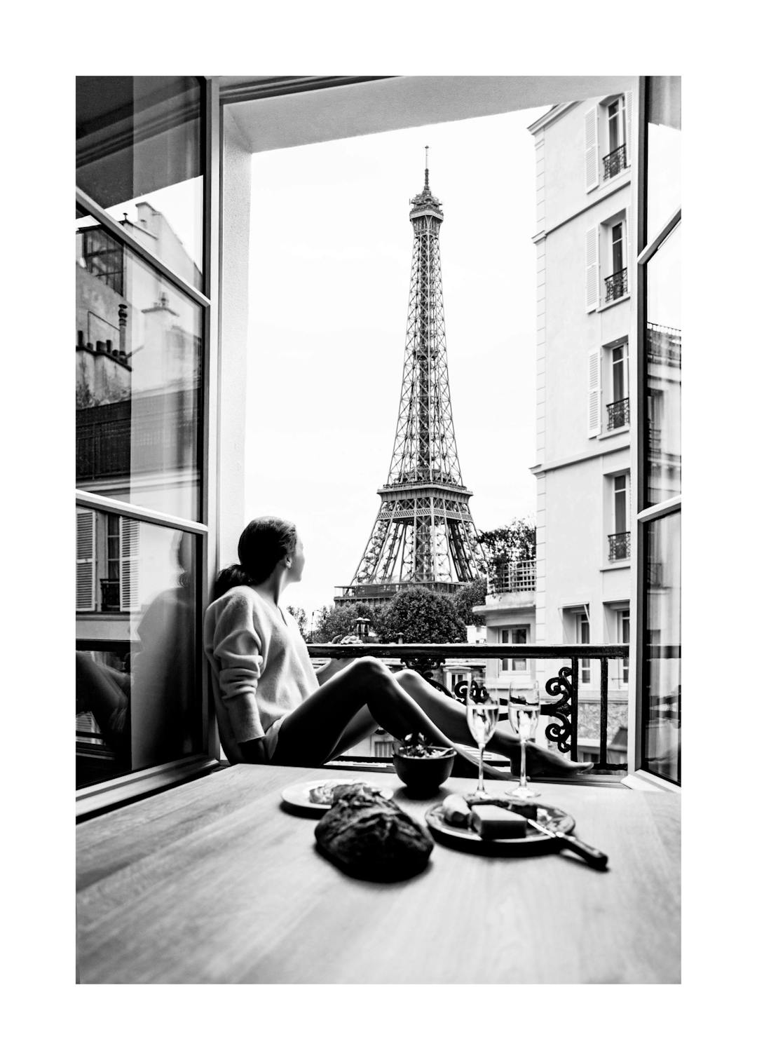 Affiche noir et blanc, femme sur un balcon à Paris avec vue sur la Tour Eiffel et un petit-déjeuner sur la table