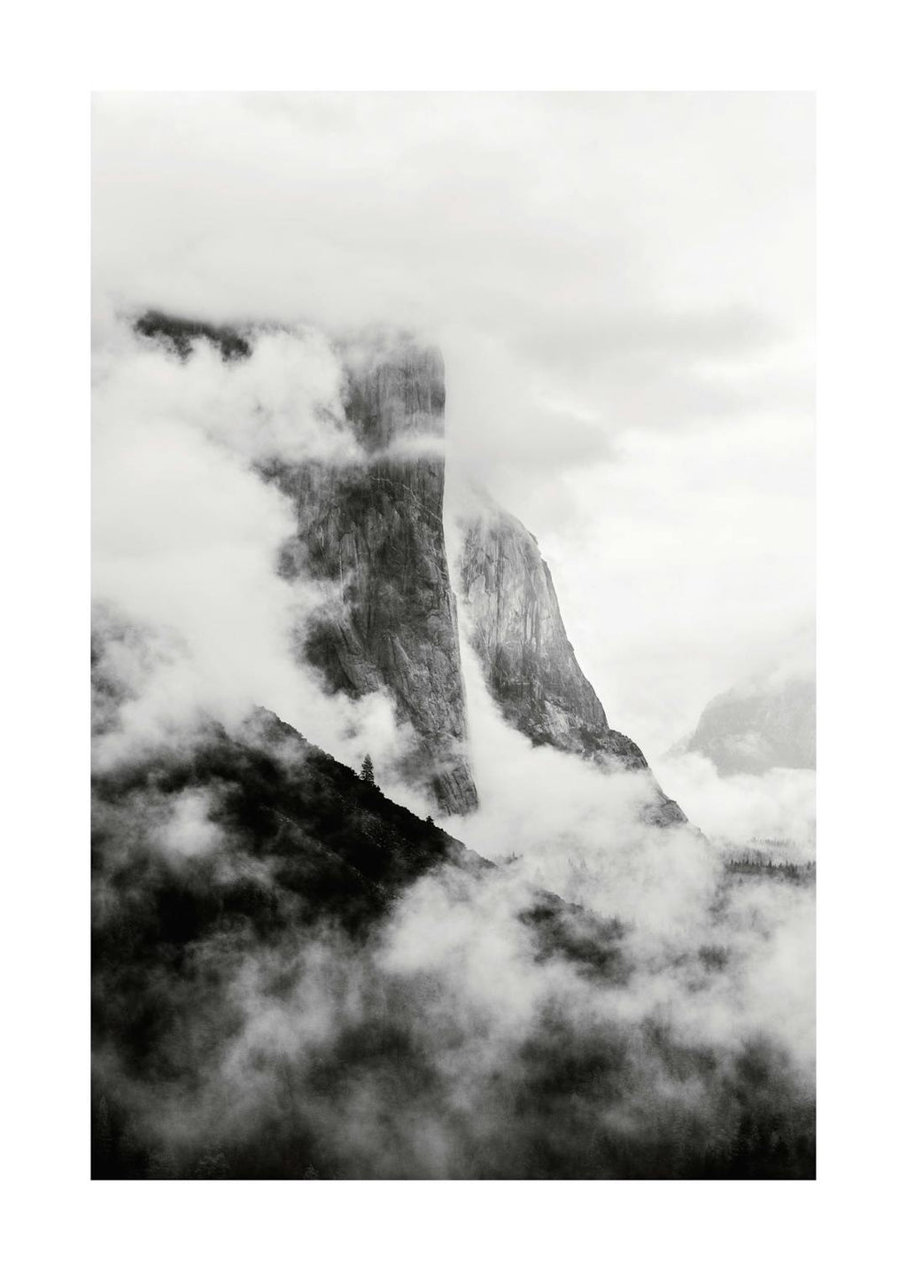 Affiche de photographie en noir et blanc dEl Capitan, une formation rocheuse en Californie, enveloppé de brouillard