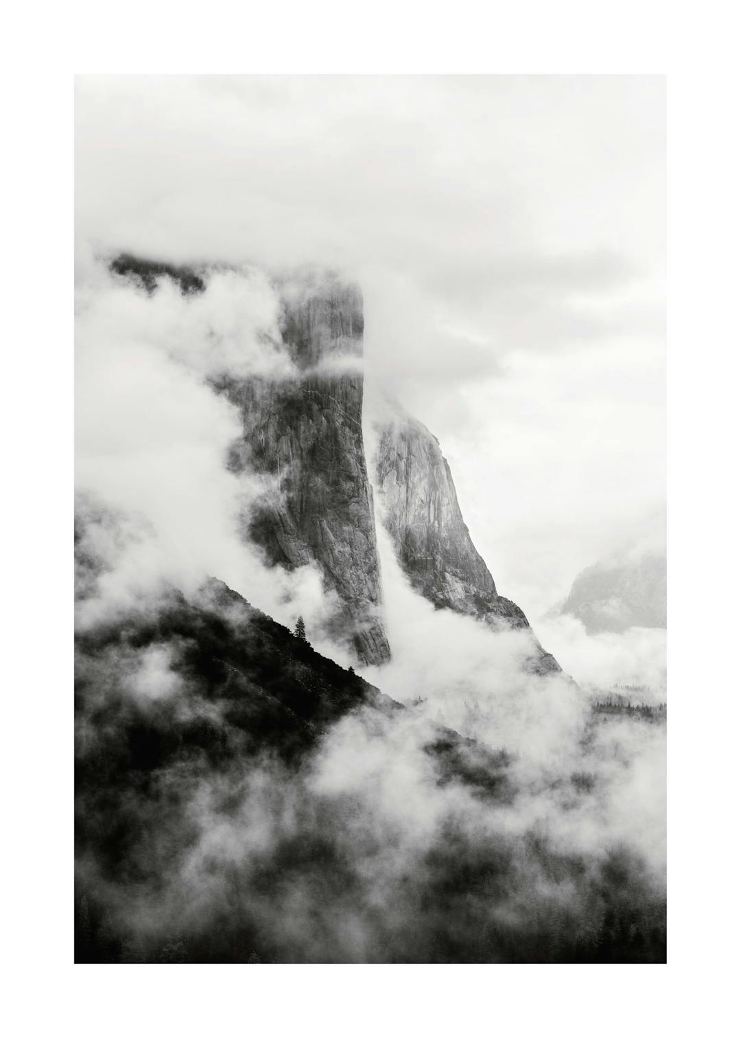 Affiche de photographie en noir et blanc dEl Capitan, une formation rocheuse en Californie, enveloppé de brouillard