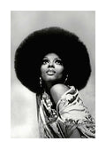 Affiche noir et blanc de Diana Ross avec une coiffure afro, regardant vers le haut, tenue à motifs et franges.