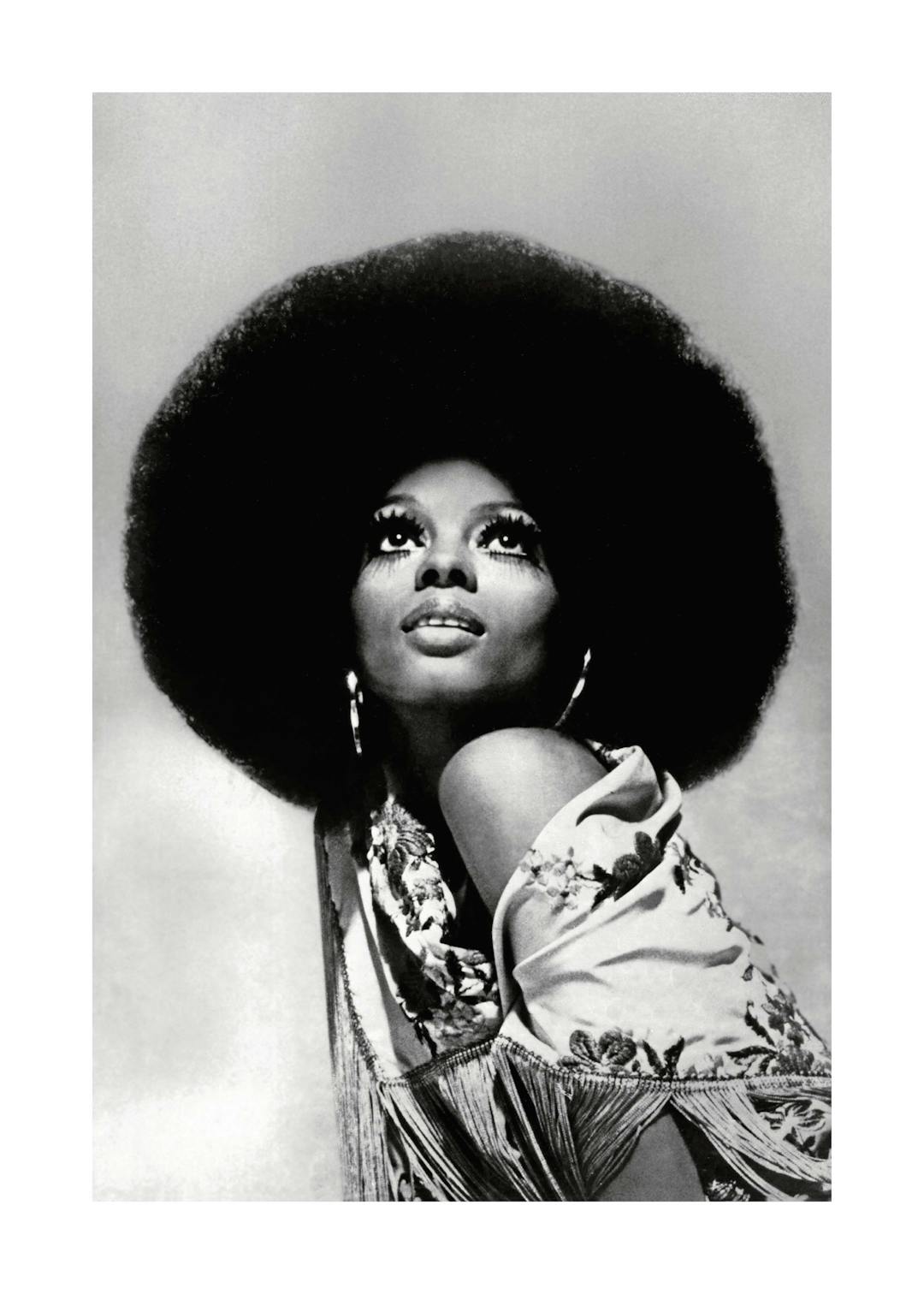 Affiche noir et blanc de Diana Ross avec une coiffure afro, regardant vers le haut, tenue à motifs et franges.