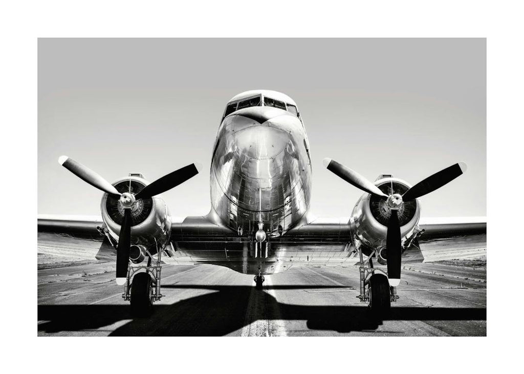 Affiche noir et blanc dun avion vintage, vue de face, avec un fuselage métallique brillant et des hélices détaillées.