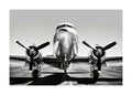 Affiche noir et blanc dun avion vintage, vue de face, avec un fuselage métallique brillant et des hélices détaillées.