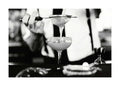 Affiche noir et blanc dun barman filtrant un cocktail dans un verre, ambiance mixologie