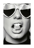 Affiche noir et blanc dun visage féminin avec des lunettes de soleil en forme de cœur et des bonbons dans la bouche, de style po