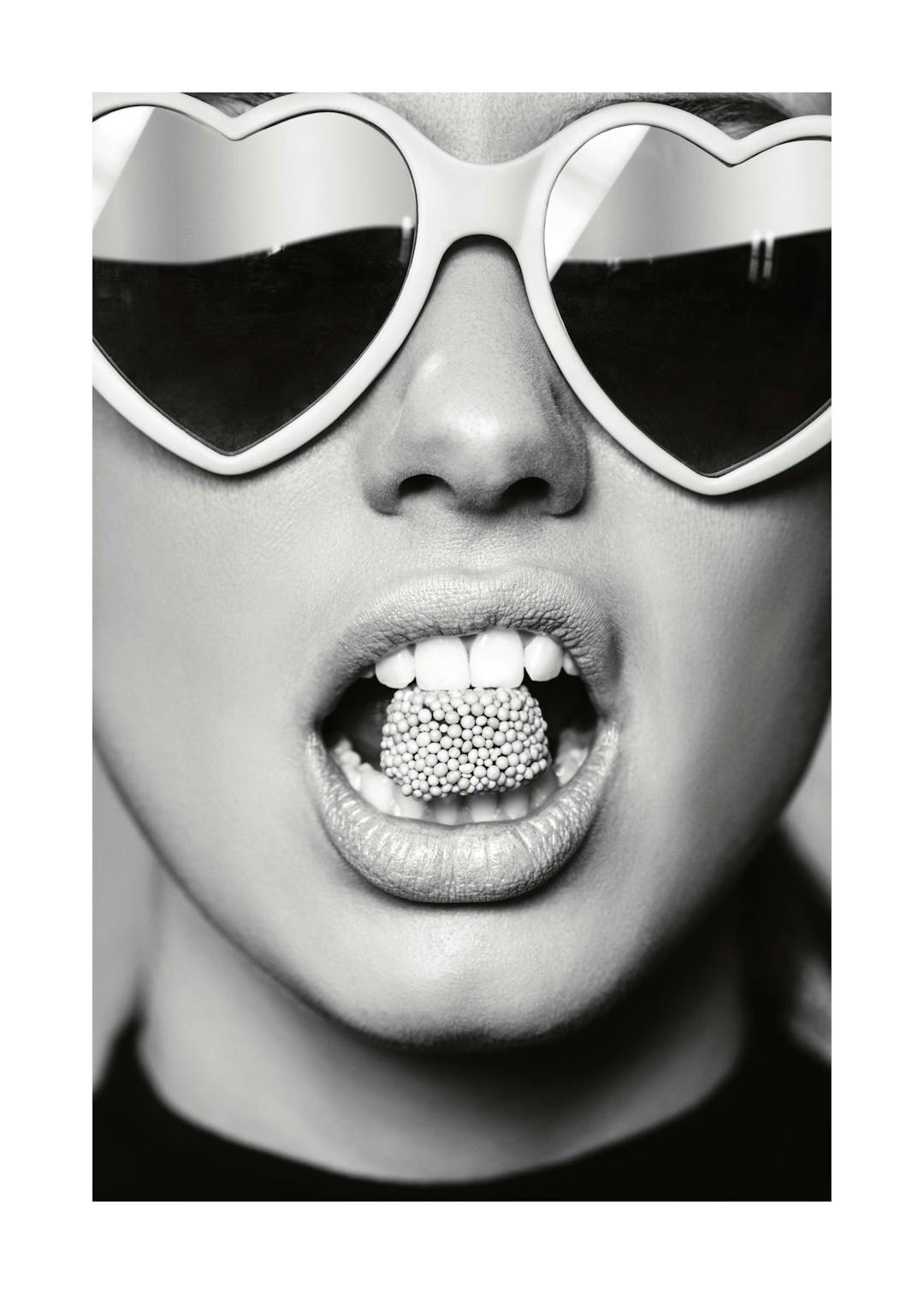 Affiche noir et blanc dun visage féminin avec des lunettes de soleil en forme de cœur et des bonbons dans la bouche, de style po