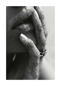 Affiche noir et blanc. Gros plan sur les lèvres et les doigts dune femme recouverts de sable, avec une bague fleur.