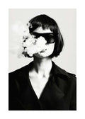 Affiche noir et blanc, femme aux cheveux courts et lunettes de soleil, fumée sortant de sa bouche. Photographie de mode