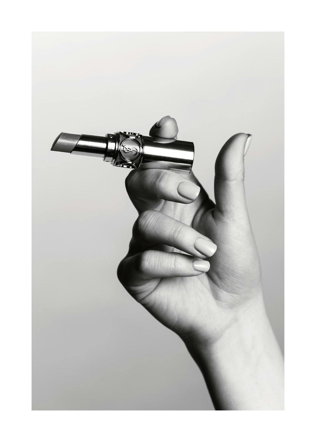 Affiche de mode monochrome, main tenant un rouge à lèvres YSL comme une cigarette, photographie