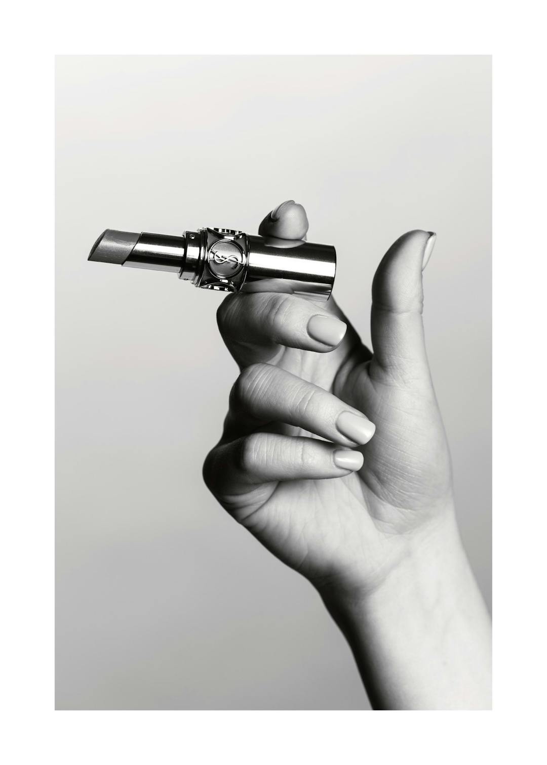 Affiche de mode monochrome, main tenant un rouge à lèvres YSL comme une cigarette, photographie