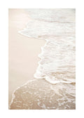 Affiche photographique dune plage de sable clair avec des vagues décume blanche en mouvement, tons doux et chauds.