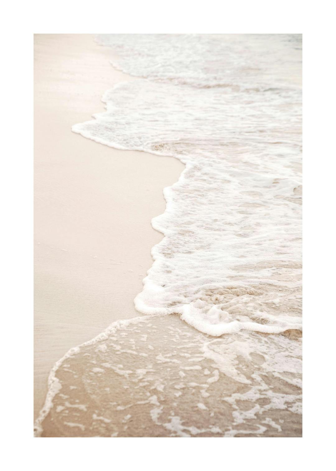Affiche photographique dune plage de sable clair avec des vagues décume blanche en mouvement, tons doux et chauds.