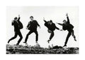 Affiche noir et blanc des Beatles sautant en lair, typographie granuleuse.