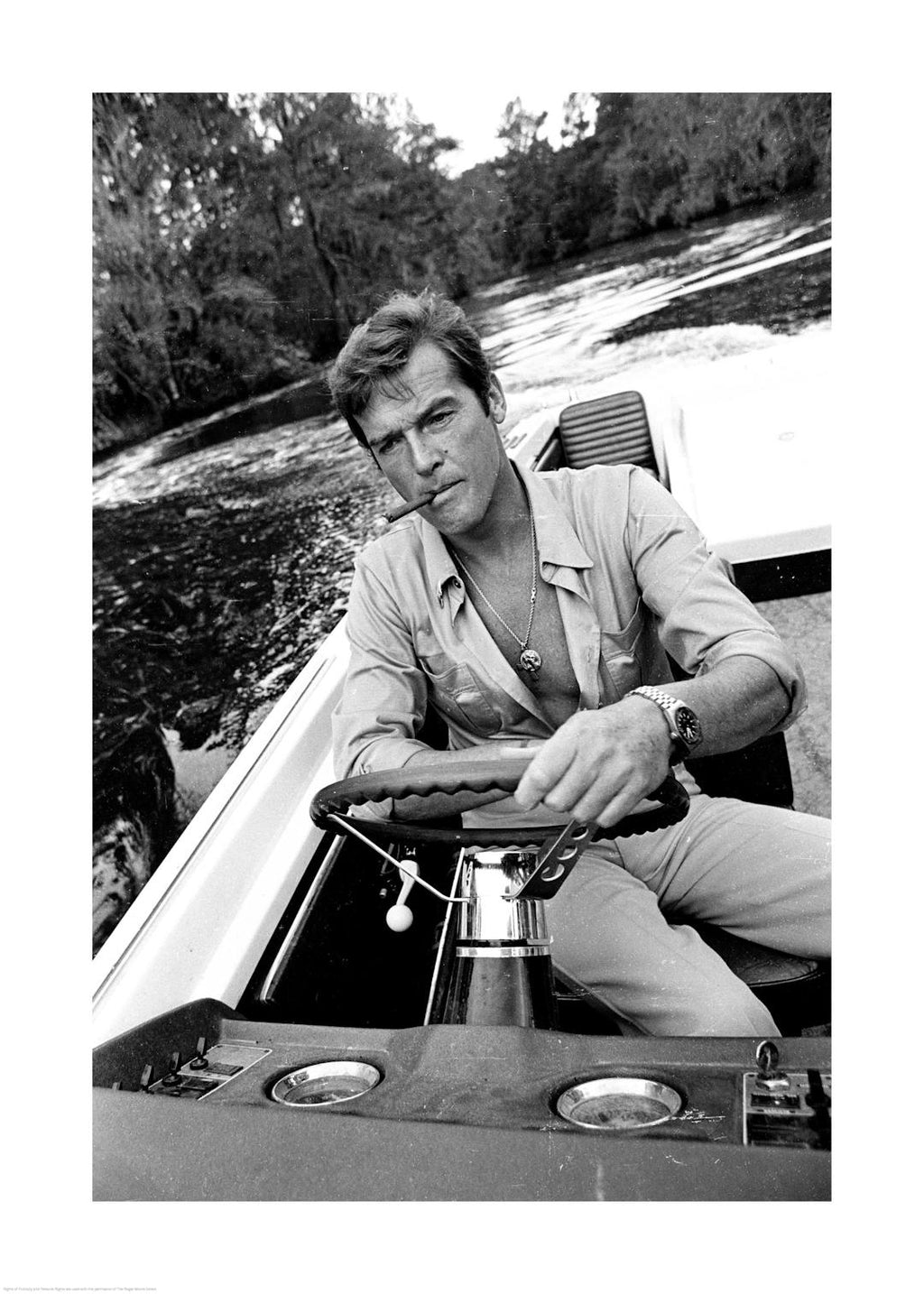 Affiche noir et blanc de Roger Moore conduisant un bateau avec une cigarette à la bouche, ambiance cinéma.