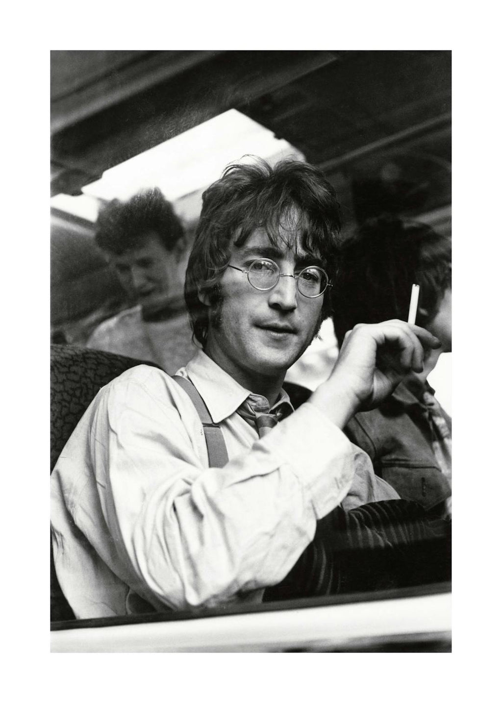 Affiche John Lennon noir et blanc en train, lunettes rondes, cigarette à la main, typographie rétro.