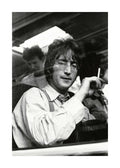 Affiche John Lennon noir et blanc en train, lunettes rondes, cigarette à la main, typographie rétro.