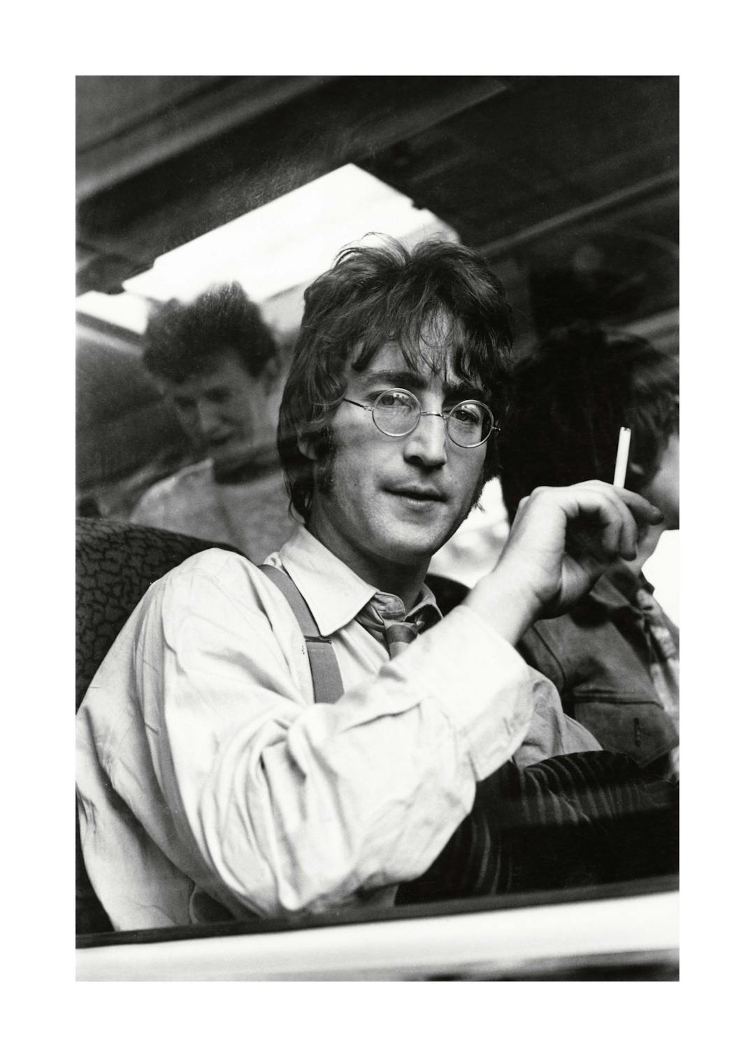 Affiche John Lennon noir et blanc en train, lunettes rondes, cigarette à la main, typographie rétro.