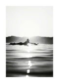 Affiche noir et blanc dun surfeur sur sa planche, le soleil en arrière-plan et son reflet sur leau