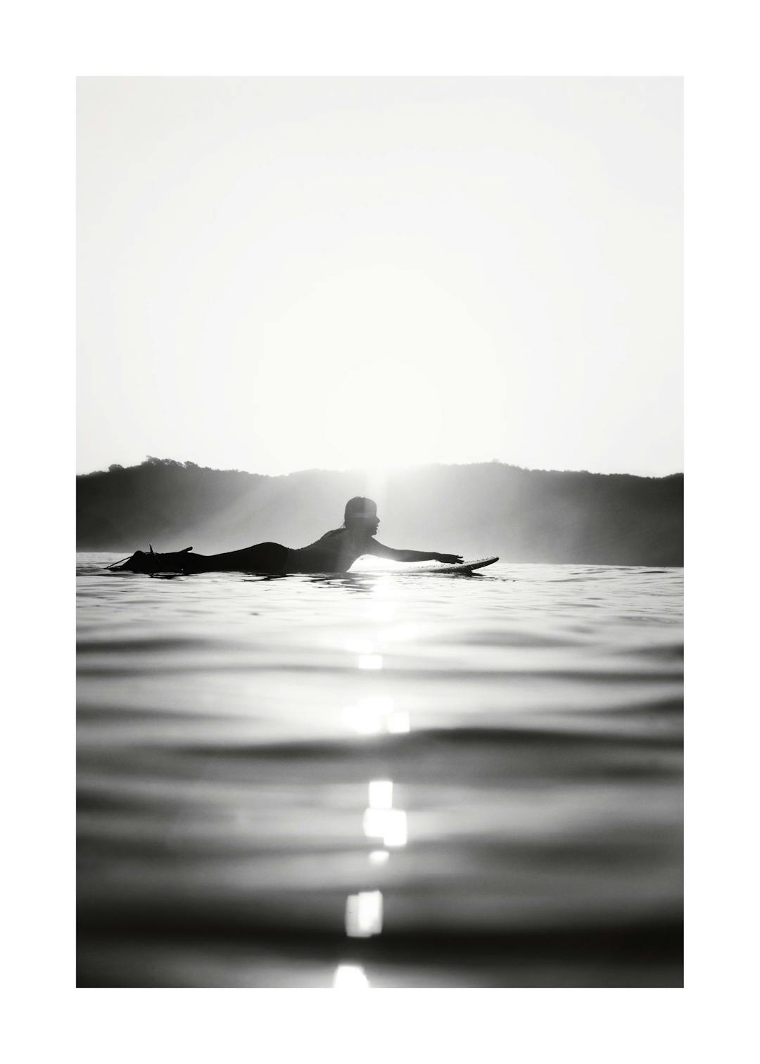 Affiche noir et blanc dun surfeur sur sa planche, le soleil en arrière-plan et son reflet sur leau