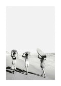 Affiche noir et blanc de trois filles tenant des planches de surf sur la plage