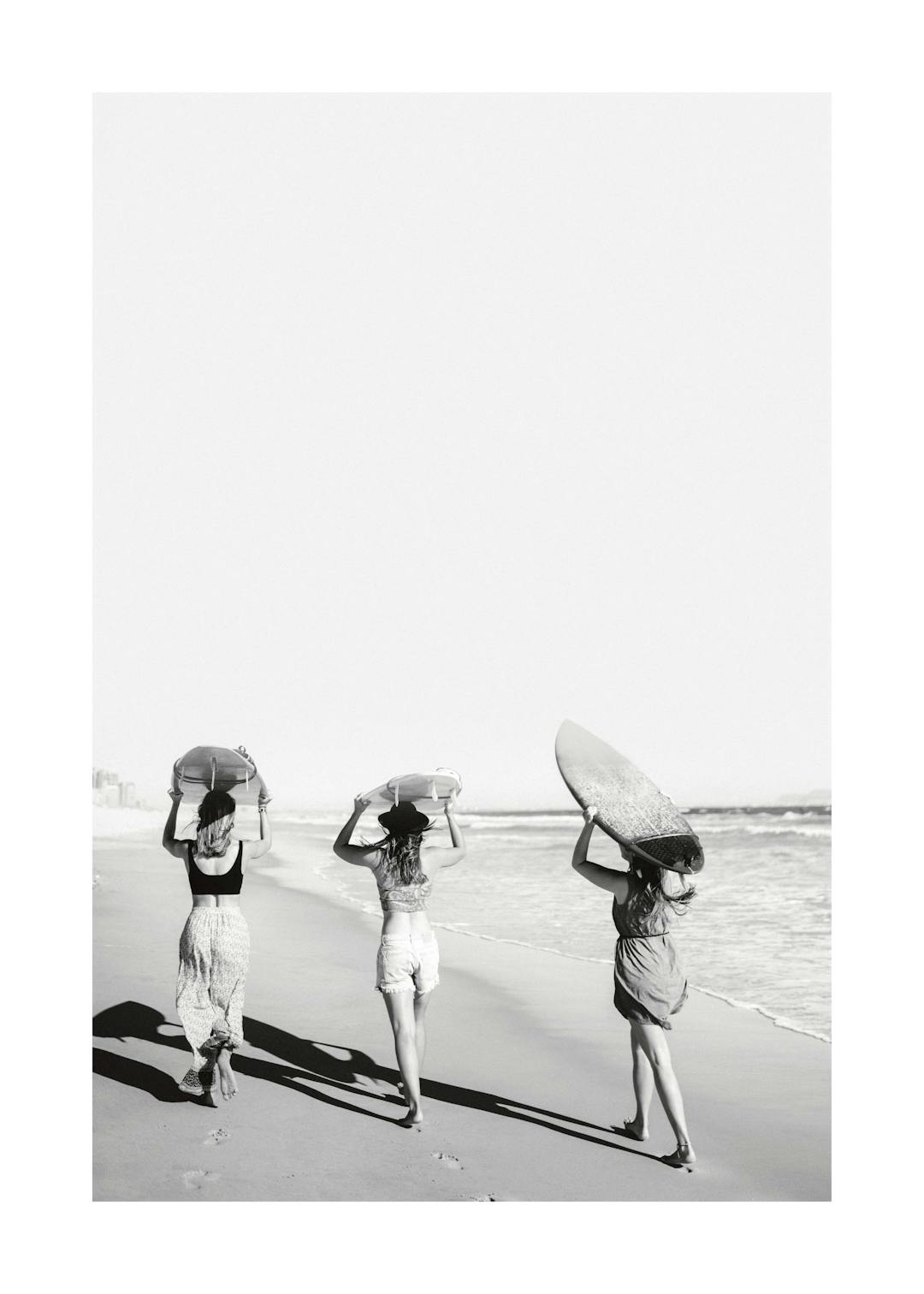 Affiche noir et blanc de trois filles tenant des planches de surf sur la plage