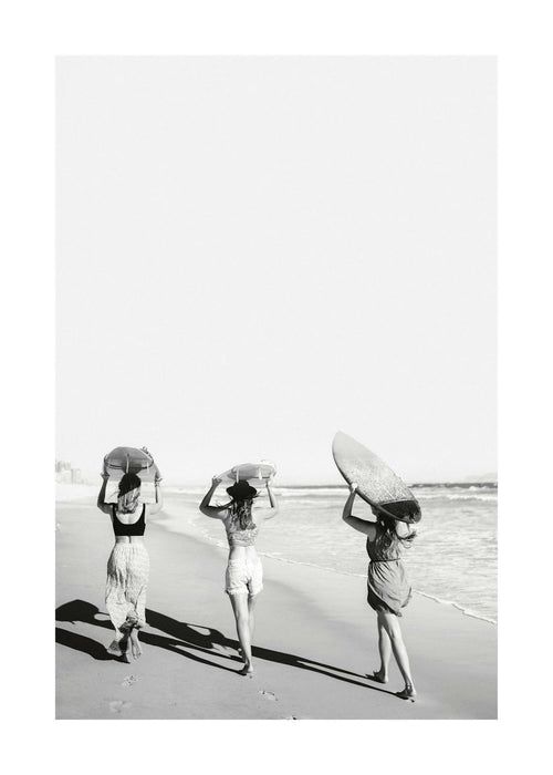 Affiche noir et blanc de trois filles tenant des planches de surf sur la plage