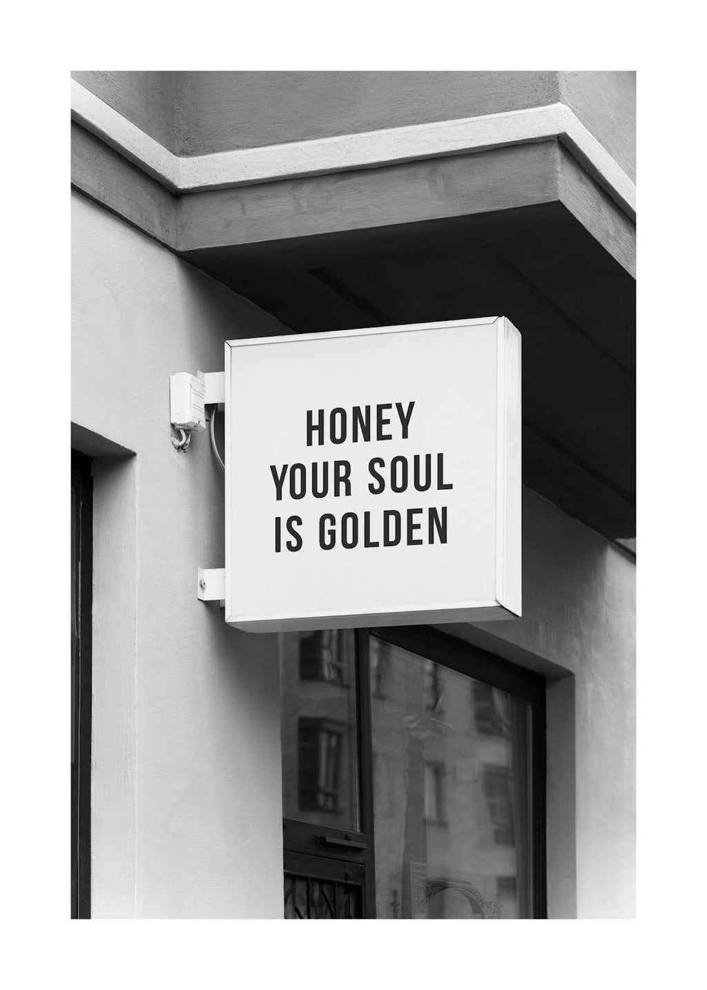 Affiche noir et blanc, enseigne de magasin avec le texte Honey your soul is golden en typographie
