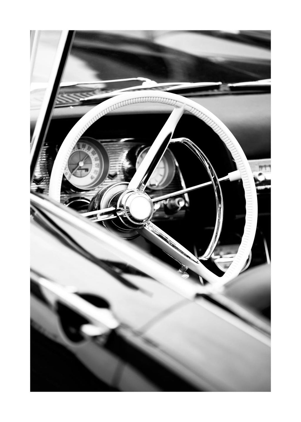 Affiche noir et blanc du volant et du tableau de bord dun cabriolet vintage, typographie rétro